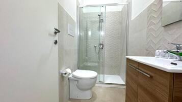 Douche, sĂšche-cheveux, serviettes fournies, savon