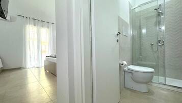 Douche, sĂšche-cheveux, serviettes fournies, savon