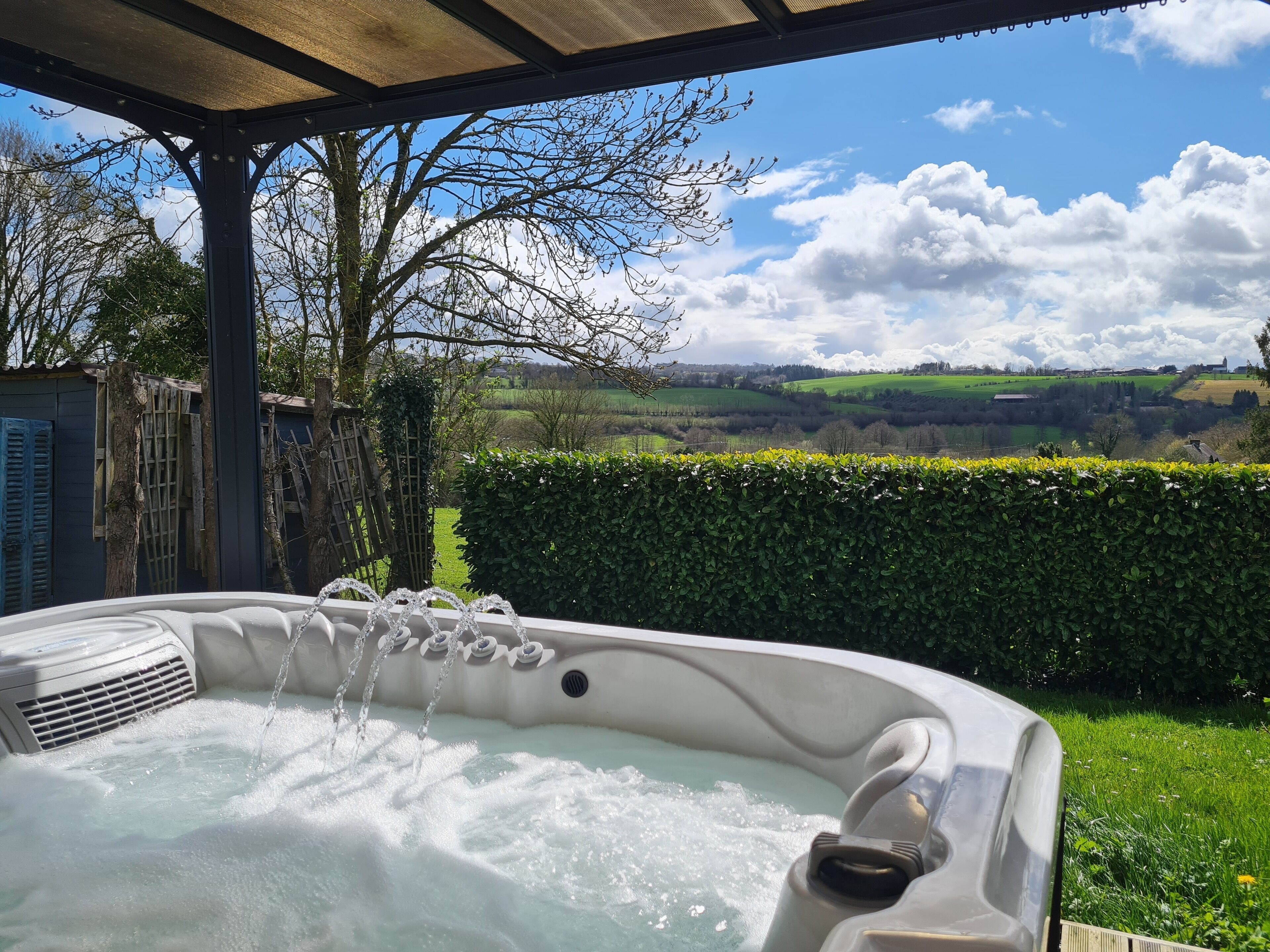 Outdoor spa tub