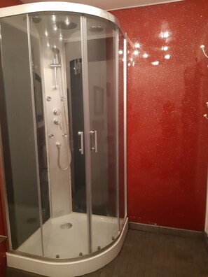 Hair dryer, towels, soap, toilet paper - L Abreuvoir DU Leffo Entre MER ET Campagne. Ressourcez Vous Avec vos Animaux (Allineuc)