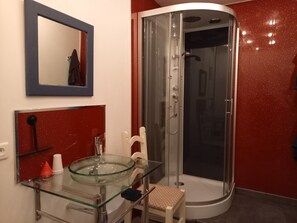 Hair dryer, towels, soap, toilet paper - L Abreuvoir DU Leffo Entre MER ET Campagne. Ressourcez Vous Avec vos Animaux (Allineuc)