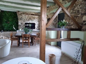 Dining - L Abreuvoir DU Leffo Entre MER ET Campagne. Ressourcez Vous Avec vos Animaux (Allineuc)