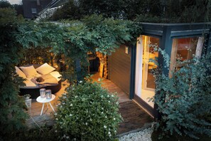 Terrace/patio - Oak Tree vacation home, modern Eifel chalet with sauna, whirlpool and pure nature (Nachtsheim)