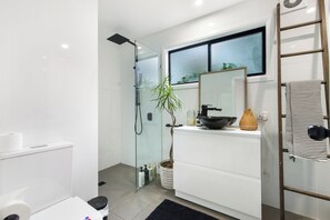 淋浴设施、吹风机、毛巾