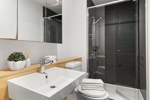 Ducha, secador de pelo, toallas y jabón