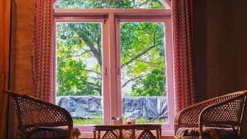 Classic Cottage, Balcony, Garden View | Living area