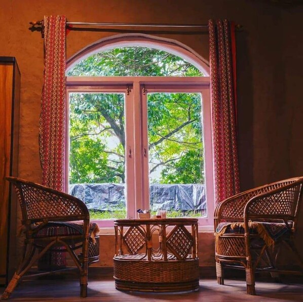 Classic Cottage, Balcony, Garden View | Living area