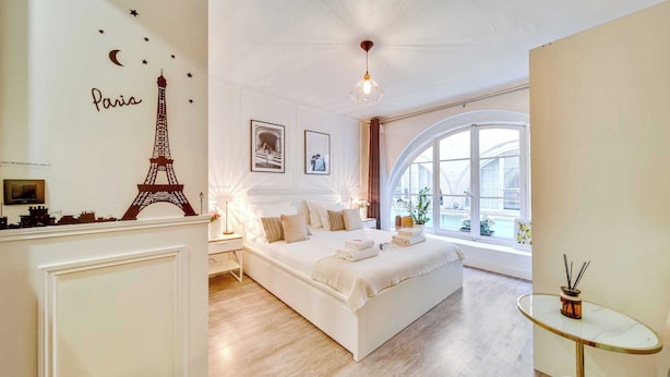 Una camera da letto con un letto grande, un tavolino e una finestra vista panoramica.