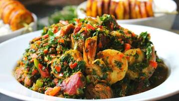 Un plato de camarones y verduras.