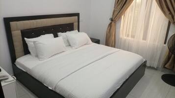 Escritorio, espacio para trabajar con laptop y wifi gratis