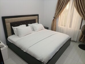 Meja kerja, ruang kerja ramah laptop, dan Wi-Fi gratis