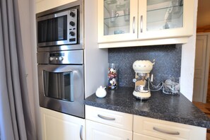 Réfrigérateur, four à micro-ondes, un four, surface de cuisson