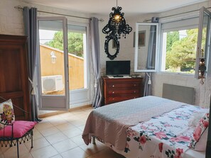 4 chambres, bureau, fer et planche à repasser, lit parapluie