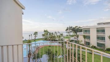 Deluxe Room, Sea View | Living area | 48-inch Smart TV with digital channels