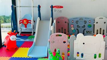 Área de juegos infantiles bajo techo