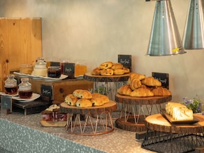 Tägliches Frühstücksbuffet gegen Gebühr
