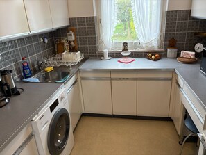 Kylskåp, mikrovågsugn, ugn och spishäll