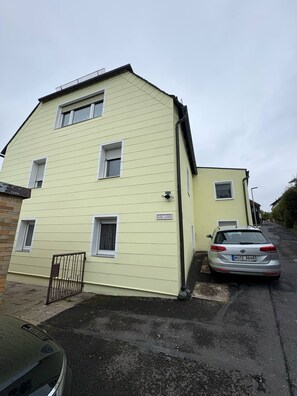 Exterior - Beautiful Apartment with garden, patio, balcony, and free parking in Röslau  (Röslau)