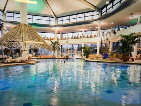 Pool. Beautiful Apartment with garden, patio, balcony, and free parking in Röslau