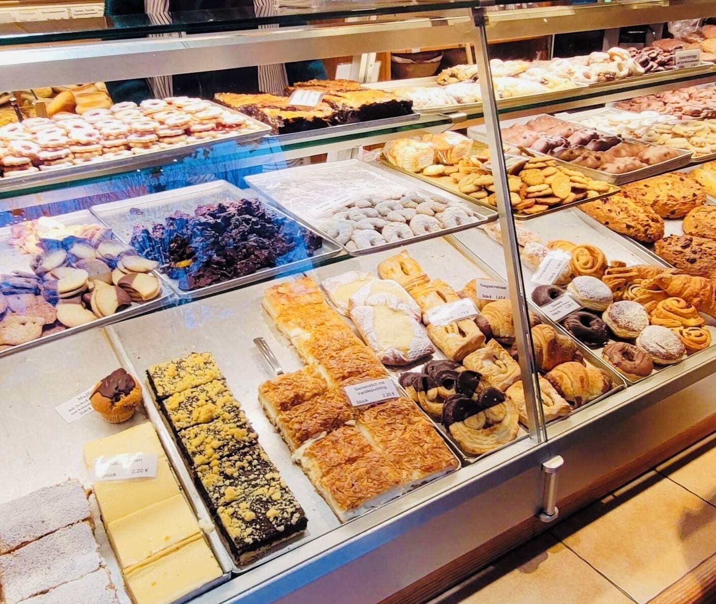 Eine Bäckereiauslage mit verschiedenen Backwaren.