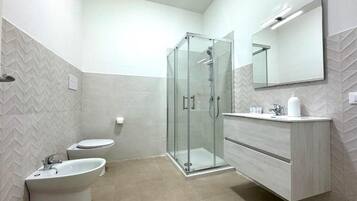 Dusche, Haartrockner, Bidet, Handtücher