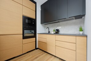 Apartamento, 1 habitación, terraza | Cocina privada | Frigorífico, microondas, horno y placa de cocina