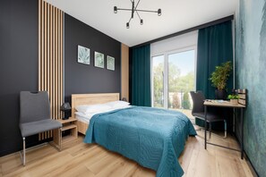 Lägenhet - 1 sovrum - terrass | 1 sovrum, individuell inredning, unika möbler och skrivbord