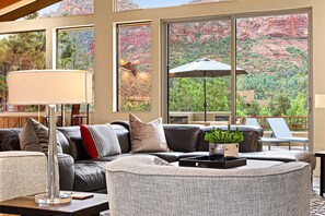 Smart TV, fireplace, offices - Sleeps 12. Salt Water Pool. Prime Sedona Location (Sedona)