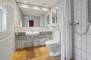 Studio | Bathroom | Shower, hair dryer, towels, soap - Karrebæksminde Strandhotel (Karrebæksminde)