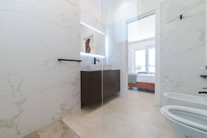 Vila | Banheiro | Chuveiro, secador de cabelo, toalhas de banho 
