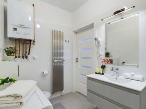 Studio, Balcony | Bathroom | Shower, towels - Starowiślna Studio Balcony by Renters (Kraków)