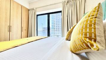 Caja de seguridad en la habitación y cortinas blackout