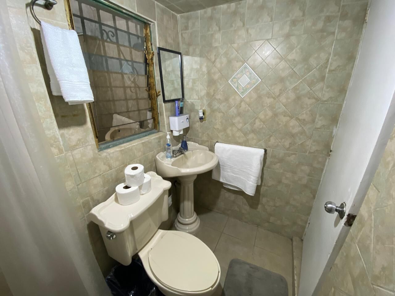 Een douche, een haardroger, handdoeken, zeep