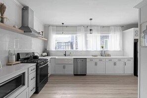 Fridge, microwave, oven, stovetop - Charming 2-bedroom house in nice Atlanta with AC, WiFi (Atlanta)