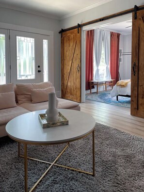 2 habitaciones, escritorio, tabla de planchar con plancha y wifi gratis