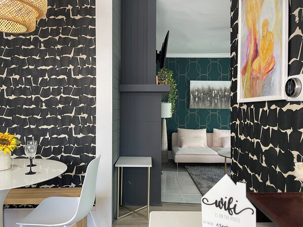 Interior - Charming 2-bedroom house in nice Atlanta with AC, WiFi (Atlanta)