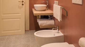Dusche, Haartrockner, Bidet, Handtücher