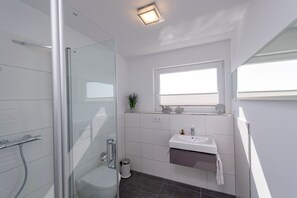 Shower, hair dryer - Haus im Meer - Schwimmendes Haus, Dachterrasse, Waschmaschine, Finn. Sauna (Olpenitz)