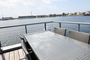 Outdoor dining - Haus im Meer - Schwimmendes Haus, Dachterrasse, Waschmaschine, Finn. Sauna (Olpenitz)