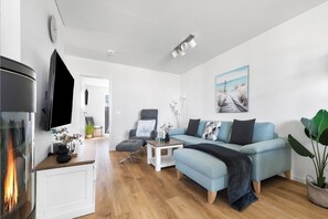 TV, fireplace, DVD player - Malte's Ostseekoje- Infrared Sauna, Washing Machine, Terrace, Shower, Fireplace (Olpenitz)