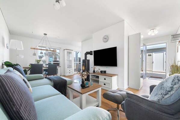 Fernseher, Kamin, DVD-Player