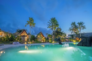 Piscine extérieure, parasols, chaises longues