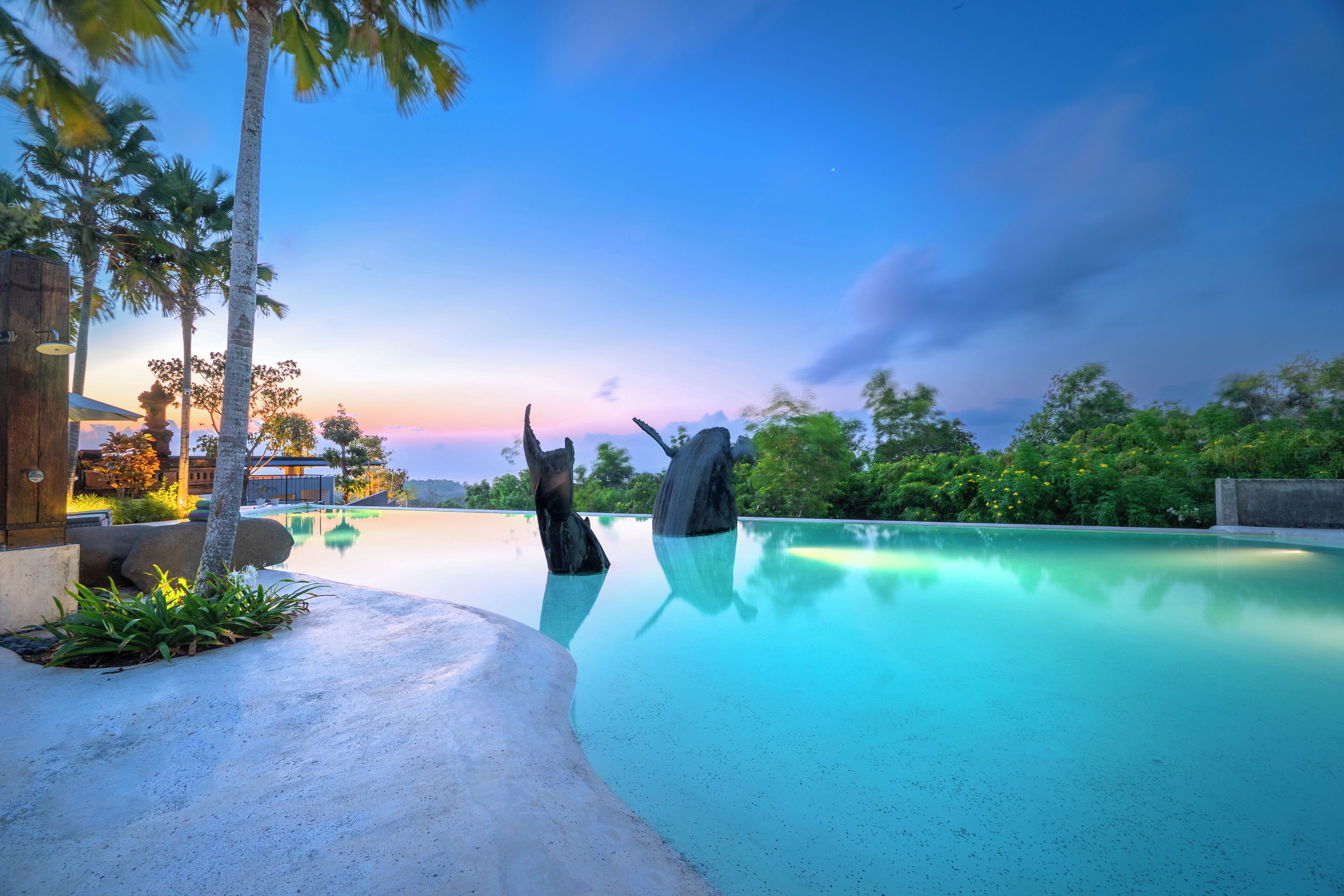 Una piscina al aire libre, sombrillas, tumbonas
