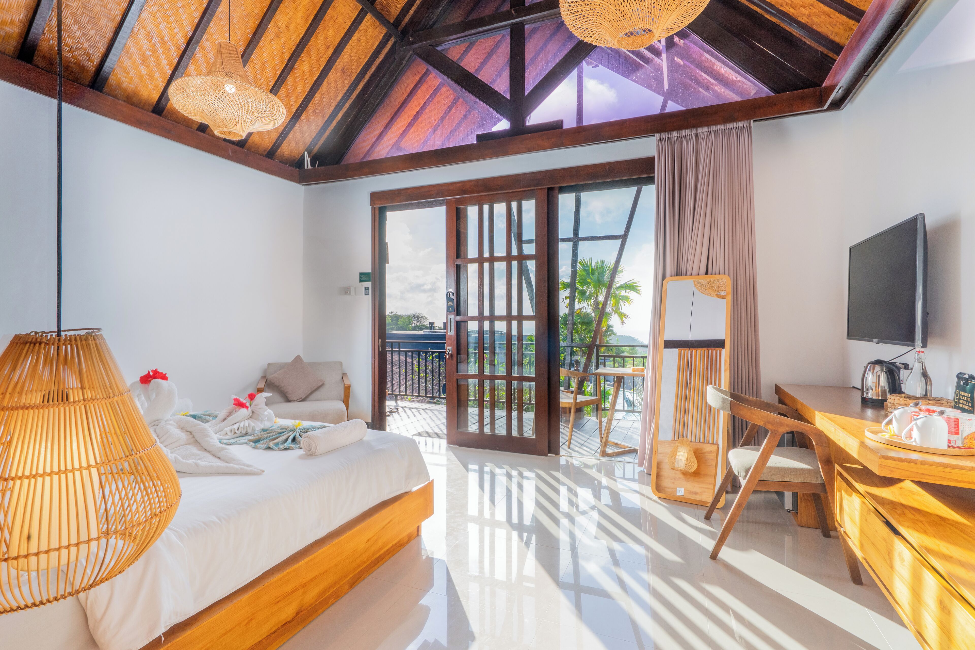 迷你吧、客房内保险箱、办公桌、笔记本电脑工作区