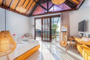 Minibaari, tallelokero huoneessa, työpöytä