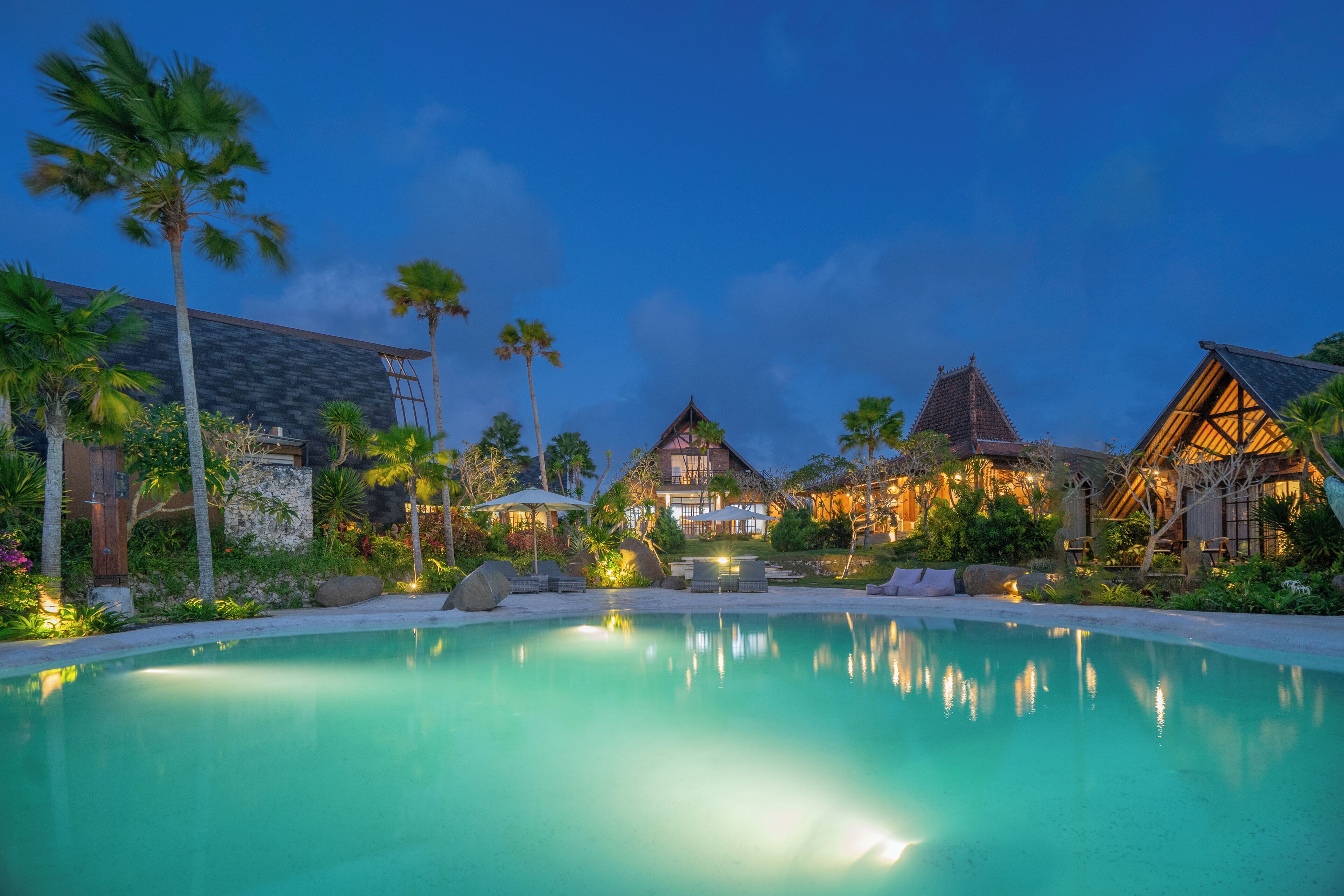 室外游泳池，池畔遮阳伞，日光浴躺椅