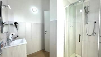 Asciugacapelli, asciugamani, sapone, carta igienica