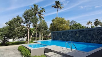 Hồ bơi ngoài trời
