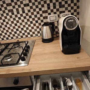 Horno, placa de cocina, cafetera/tetera, tetera/pava eléctrica