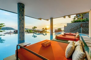 สระว่ายน้ำในร่ม, 2 สระว่ายน้ำกลางแจ้ง, คาบาน่า (คิดค่าบริการ)